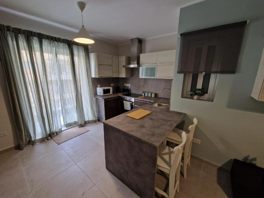 Kuchyň nebo kuchyňský kout v ubytování Comfort and Convenience flat 4 dad's court