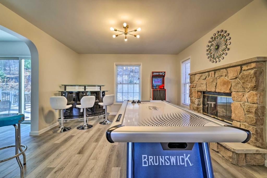 Ảnh trong thư viện ảnh của Movie Room, Hot Tub Pocono Vacation Rental! ở East Stroudsburg