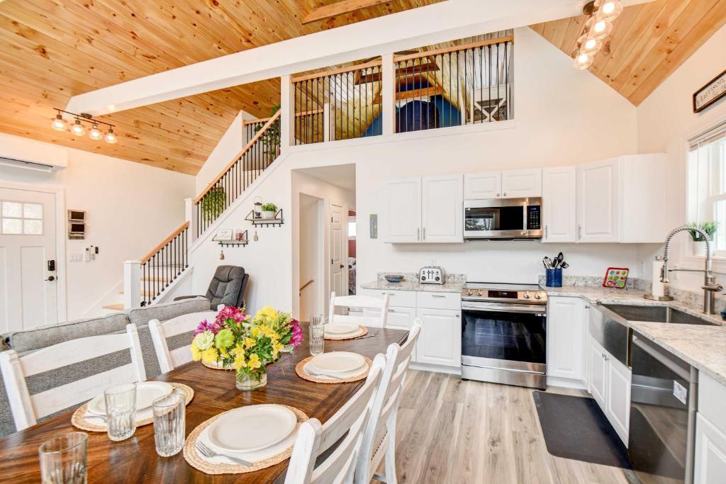 Maine Retreat with Balcony 5 Mi to Lakes, Harrison (updated prices 2024)