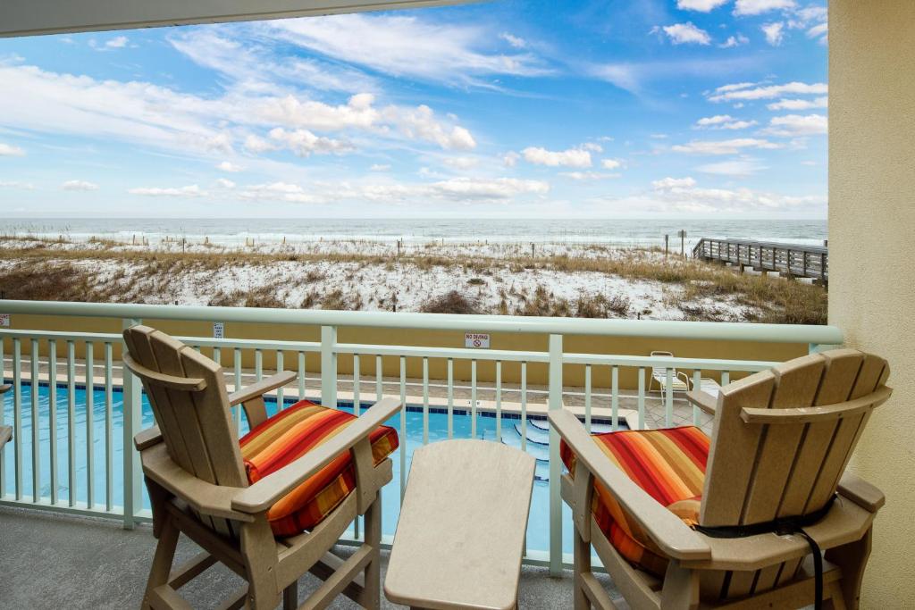 d'un balcon avec deux chaises et une vue sur l'océan. dans l'établissement Pelican Isle 116, à Fort Walton Beach