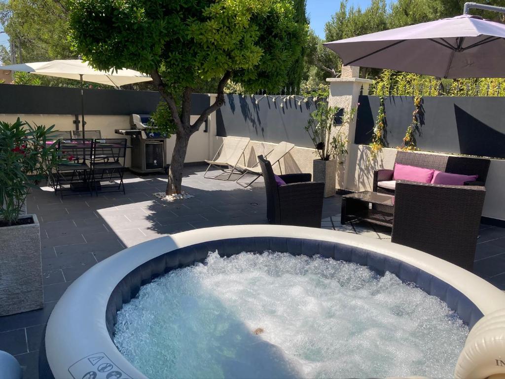 Fotografia z galérie ubytovania Key Largo villa 2p avec pkg clim grande terrasse avec jacuzzi proche port et plage v destinácii Bandol