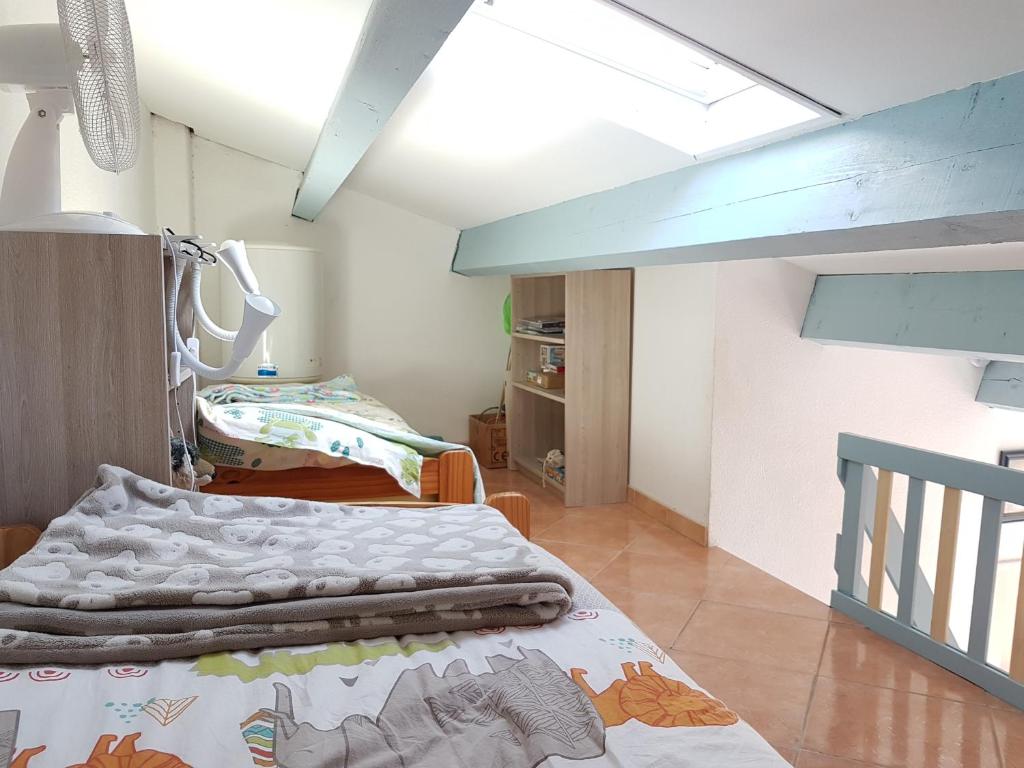 pokój szpitalny z dwoma łóżkami w pokoju w obiekcie Petit pavillon St Pierre w mieście Saint Pierre La Mer