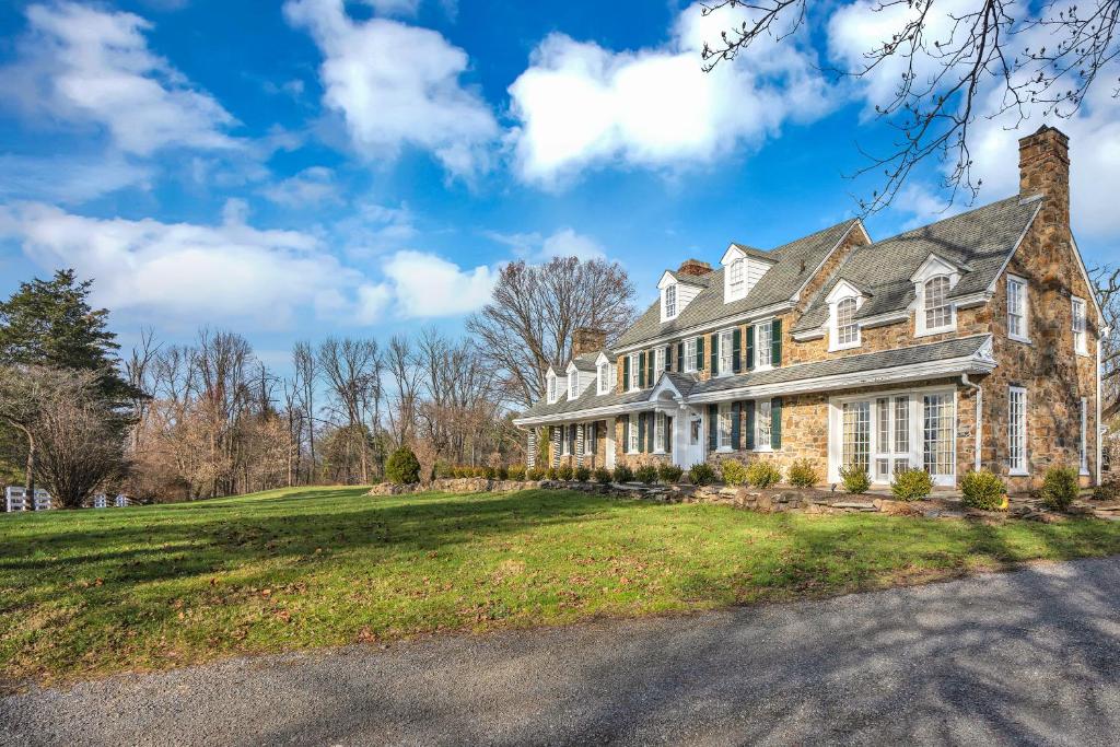 una gran casa de ladrillo en un césped verde en Chimney Hill Estate Inn en Lambertville