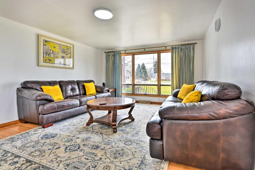 uma sala de estar com dois sofás de couro e uma mesa em Vacation Rental about 8 Mi to KeyBank Center! em Buffalo