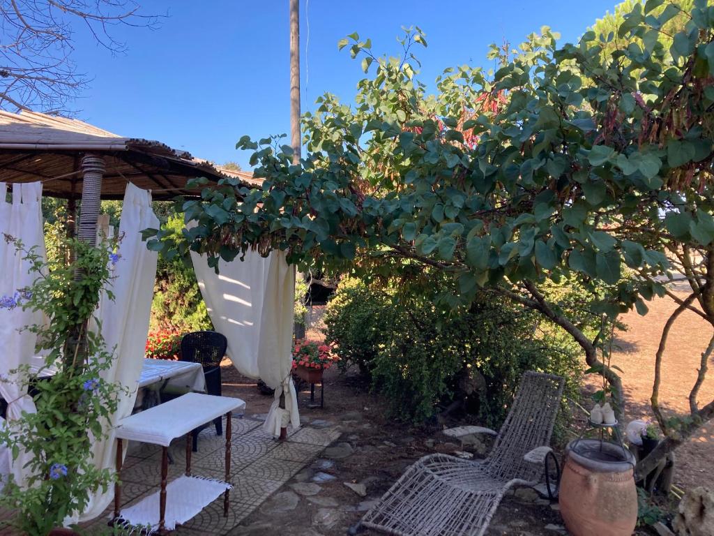 A garden outside B&B Mare E Natura