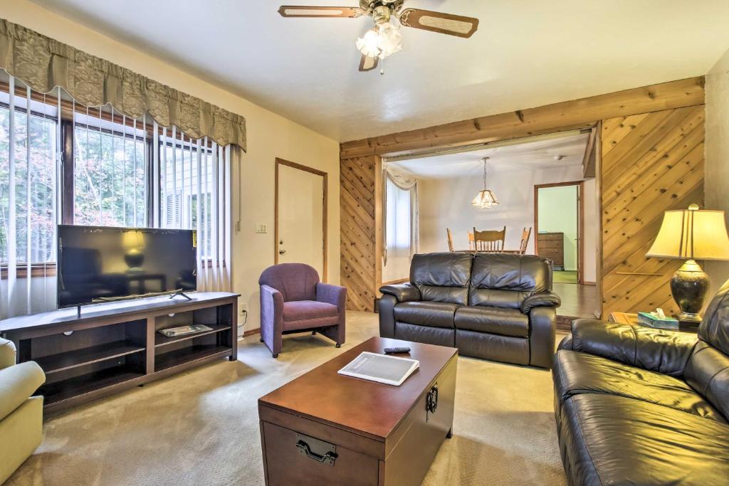 TV a/nebo společenská místnost v ubytování Spacious Apt with Yard 3 Mi to Windham Mountain