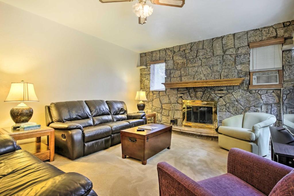 Posezení v ubytování Spacious Apt with Yard 3 Mi to Windham Mountain