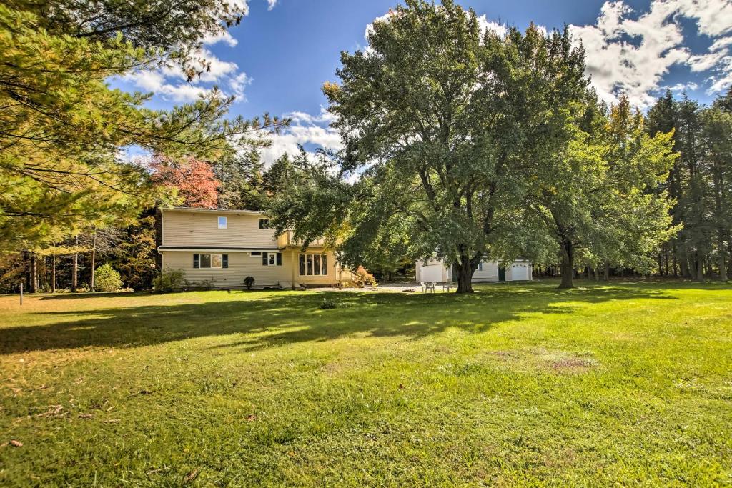 Zahrada ubytování Spacious Apt with Yard 3 Mi to Windham Mountain