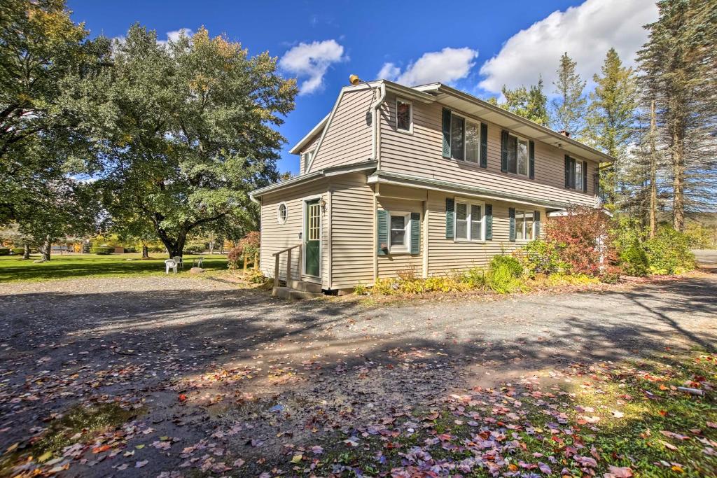 Zahrada ubytování Spacious Apt with Yard 3 Mi to Windham Mountain