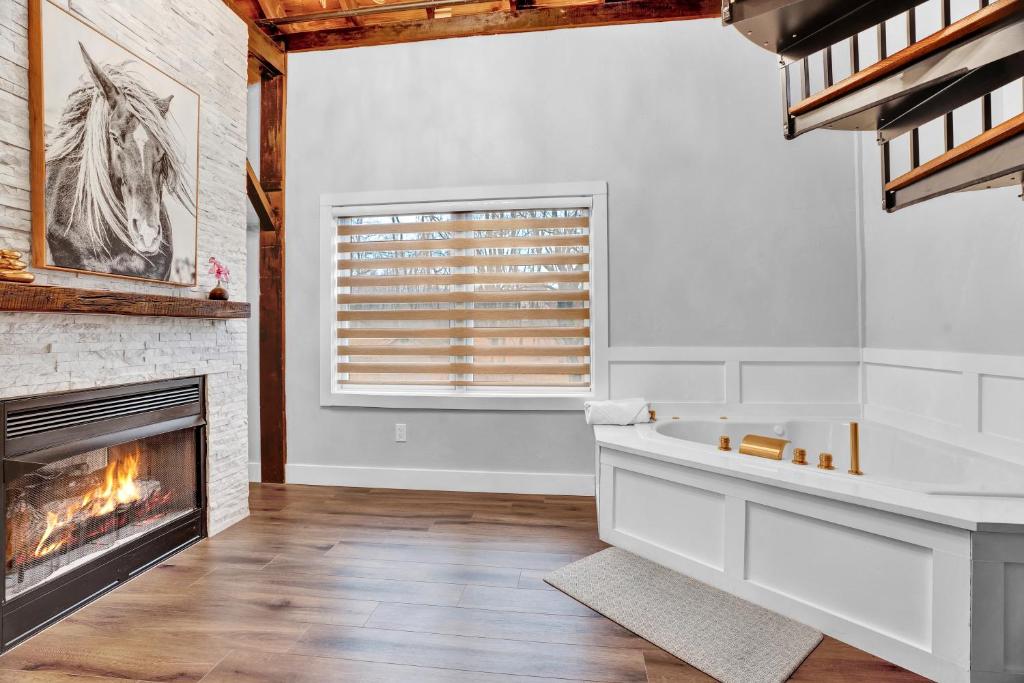 Chimney Hill Estate Inn - King Room With Spa Bath