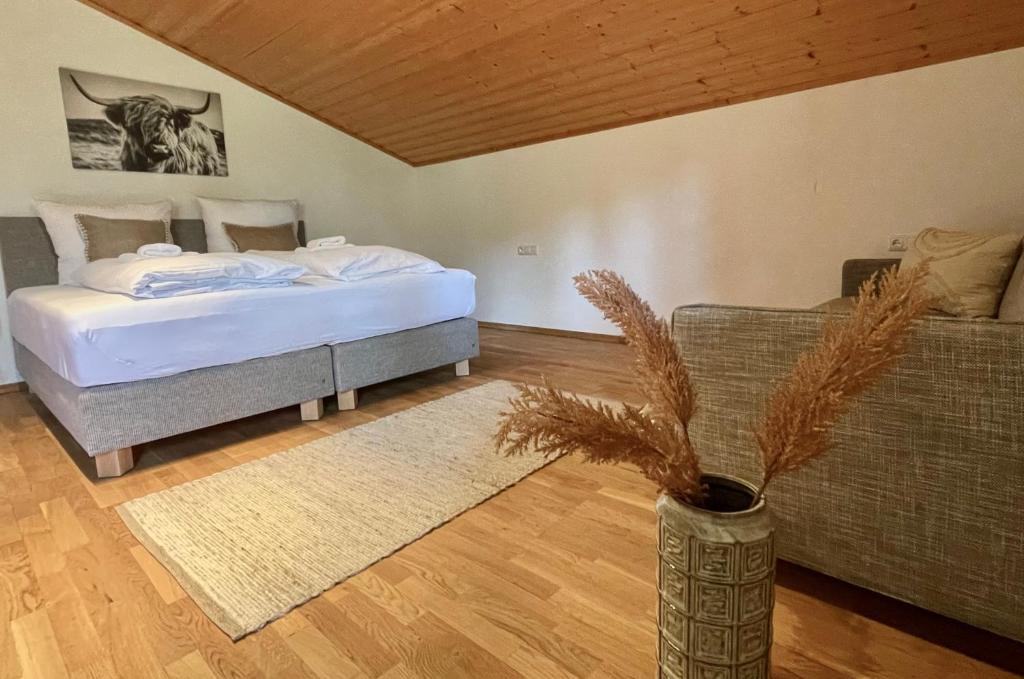 Postel nebo postele na pokoji v ubytování Ferienhaus Weißachdamm am Tegernsee