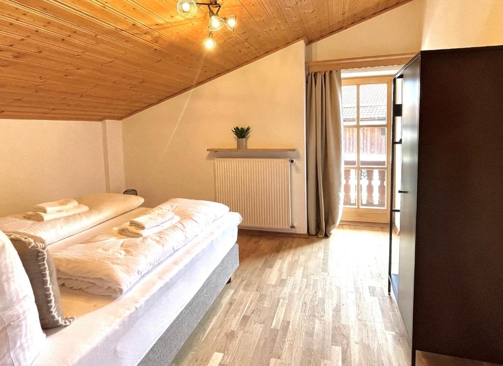 Postel nebo postele na pokoji v ubytování Ferienhaus Weißachdamm am Tegernsee