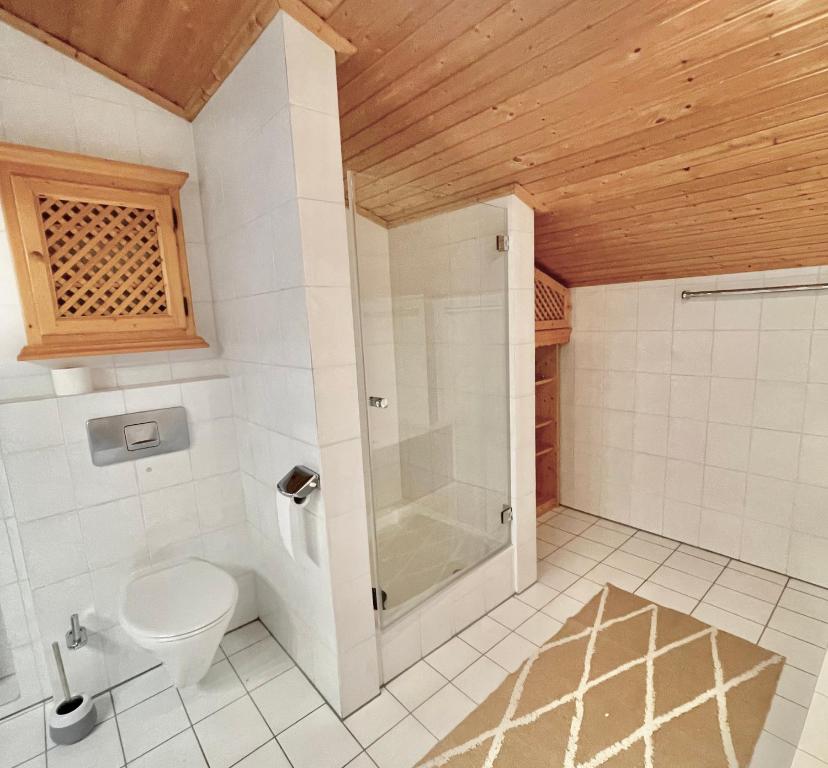 Koupelna v ubytování Ferienhaus Weißachdamm am Tegernsee