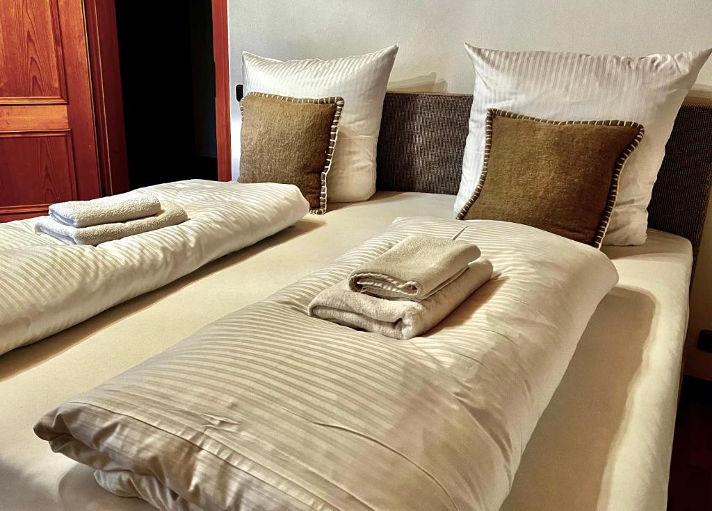 Postel nebo postele na pokoji v ubytování Ferienhaus Weißachdamm am Tegernsee