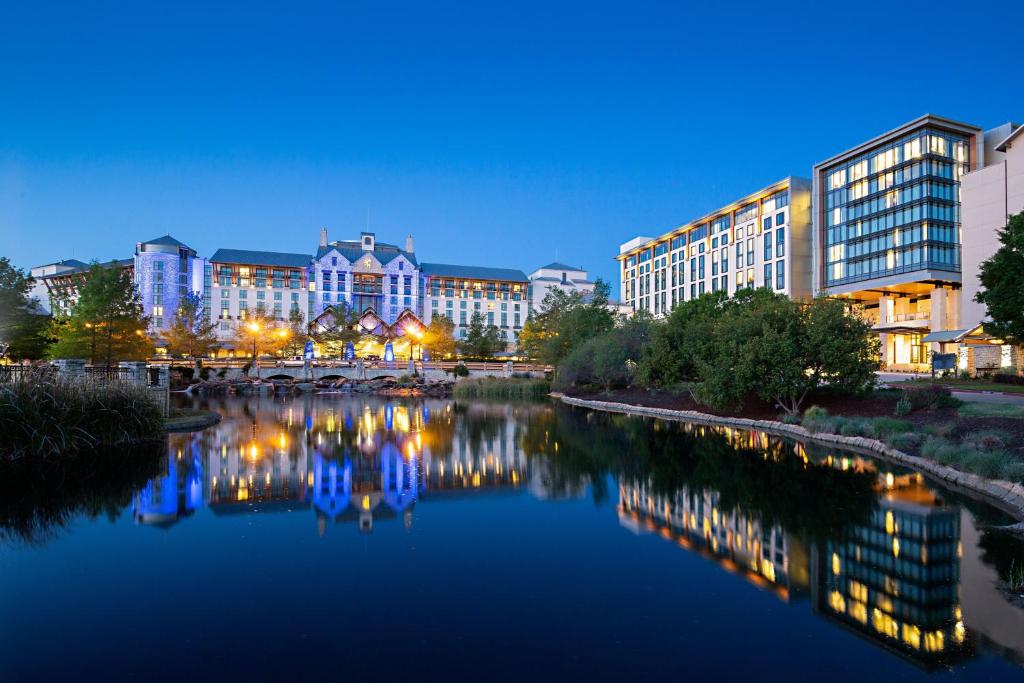 une ville avec une rivière devant les bâtiments dans l'établissement Gaylord Texan Resort and Convention Center, à Grapevine