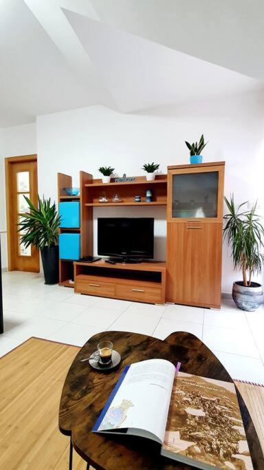 A television and/or entertainment centre at atico a 500m del mar con plaza de garaje y gran terraza