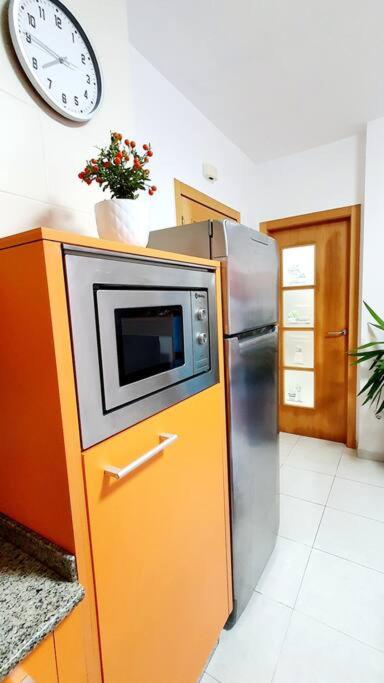 A kitchen or kitchenette at atico a 500m del mar con plaza de garaje y gran terraza