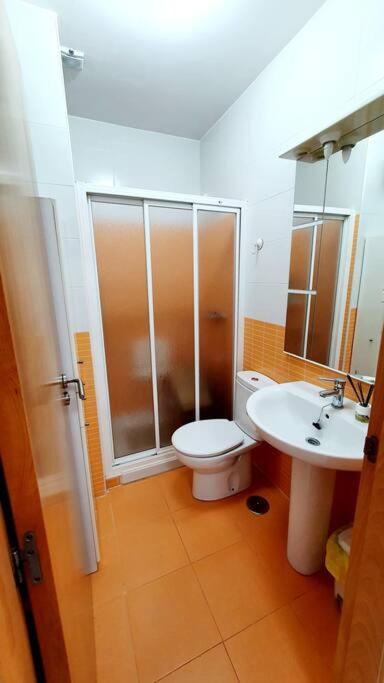 A bathroom at atico a 500m del mar con plaza de garaje y gran terraza