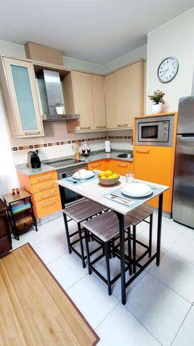 A kitchen or kitchenette at atico a 500m del mar con plaza de garaje y gran terraza