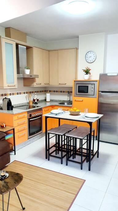 A kitchen or kitchenette at atico a 500m del mar con plaza de garaje y gran terraza