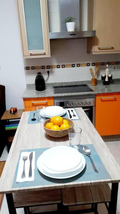 A kitchen or kitchenette at atico a 500m del mar con plaza de garaje y gran terraza