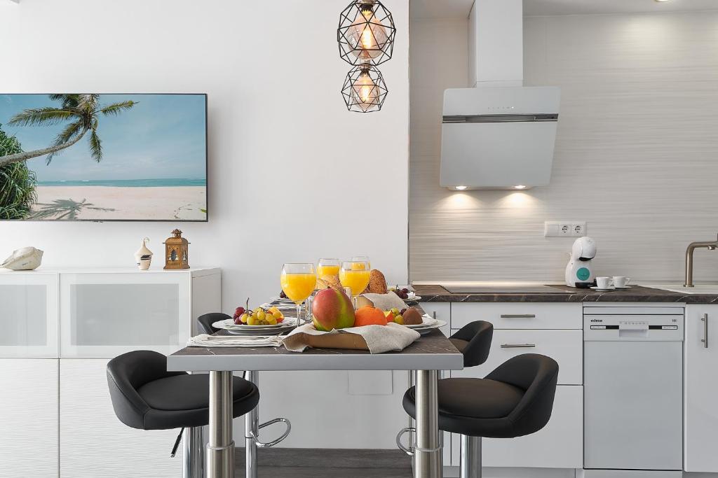 A kitchen or kitchenette at Capitán - Apartamento en el autentico centro de Málaga