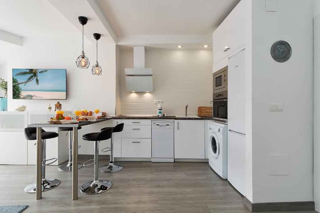 A kitchen or kitchenette at Capitán - Apartamento en el autentico centro de Málaga