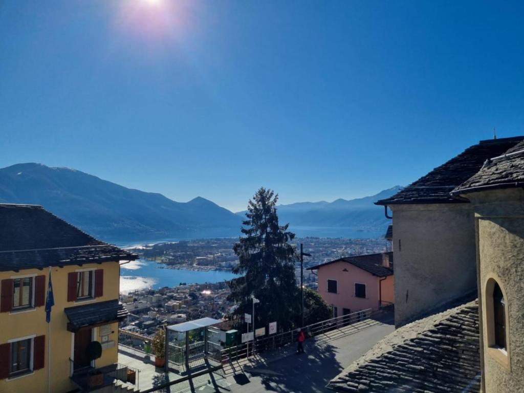 uma vista para uma cidade a partir dos telhados dos edifícios em Boutique Centrale em Brione sopra Minusio