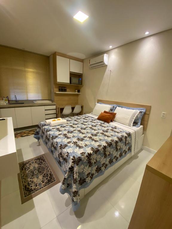 a bedroom with a large bed in a room at Suíte ACONCHEGO no Villa do porto a 300m do Beach Park e a 5 minutos a pé da praia in Aquiraz