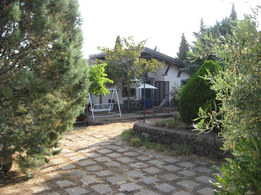 Santa Maria di LicodiaにあるLa casa del Cavaliereの庭園とパティオ付きの家