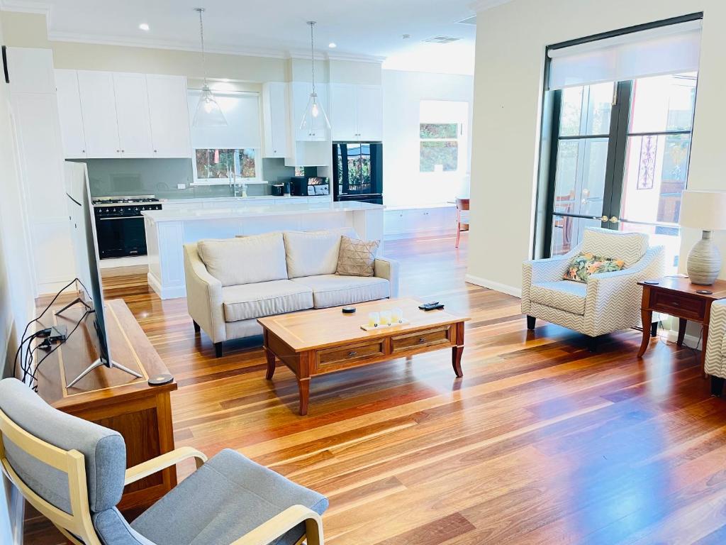 ein Wohnzimmer mit einem Sofa und einem Tisch in der Unterkunft Classic Meets Modern in Central Wagga in Wagga Wagga