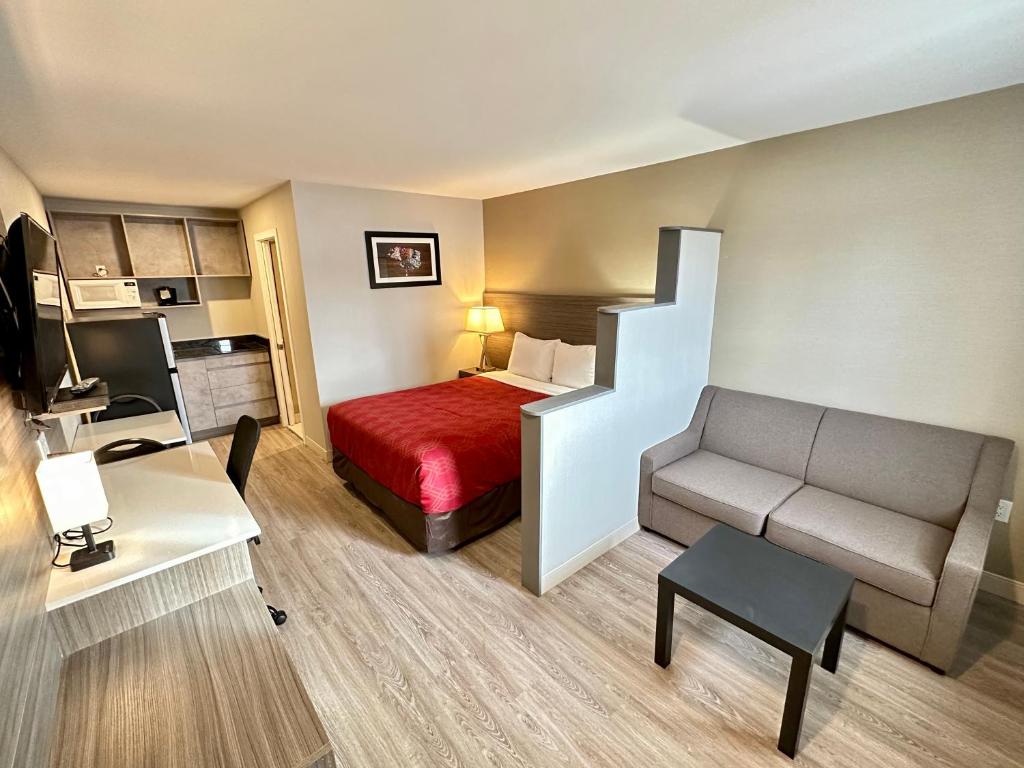 Postel nebo postele na pokoji v ubytování Econo Lodge Inn & Suites