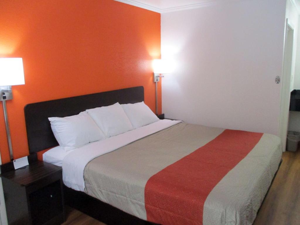 Motel 6-Bay Minette, AL - Deluxe King Room - Smoking
