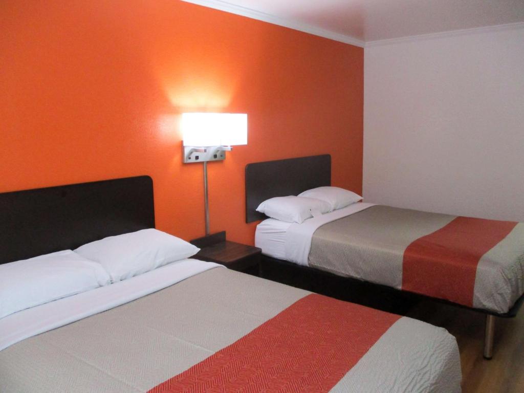 Motel 6-Bay Minette, AL - Deluxe Quadruple Room - Smoking
