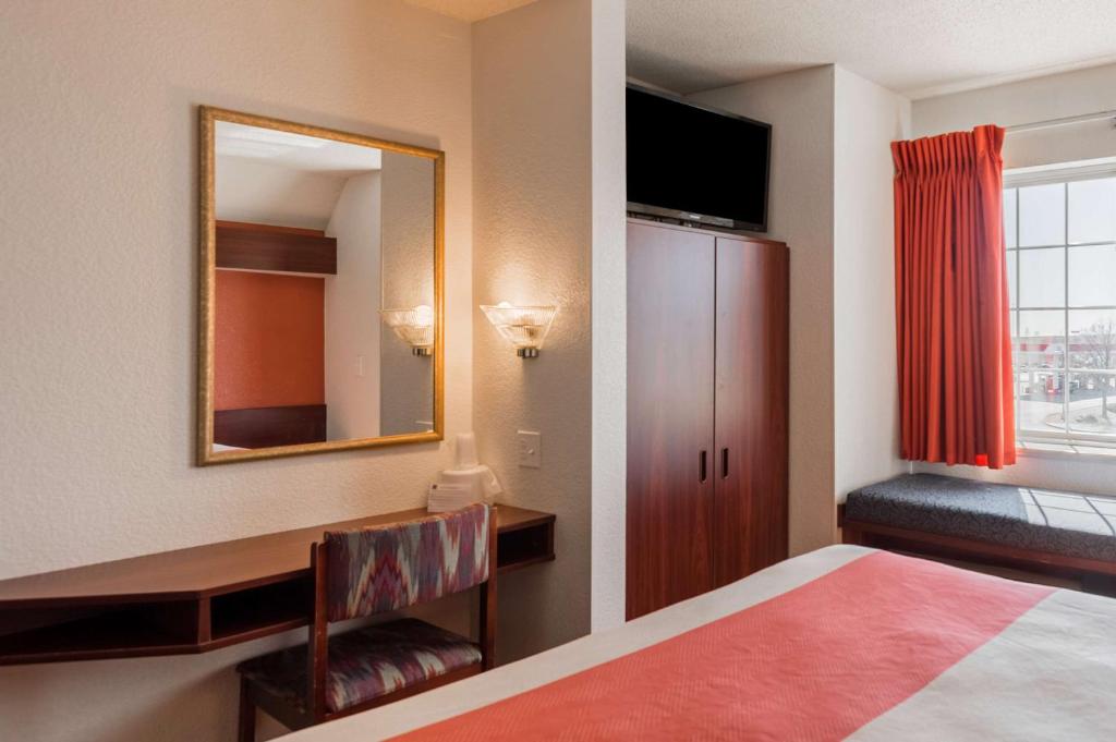 Motel 6-Olathe, KS - Queen Room - Non-Smoking