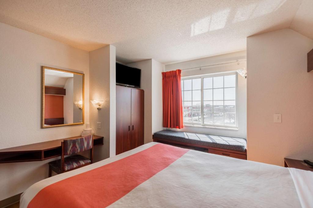 Motel 6-Olathe, KS - Queen Room - Disability Access - Smoking