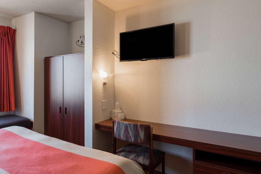 Motel 6-Olathe, KS - Queen Room With Two Queen Beds - Non-Smoking