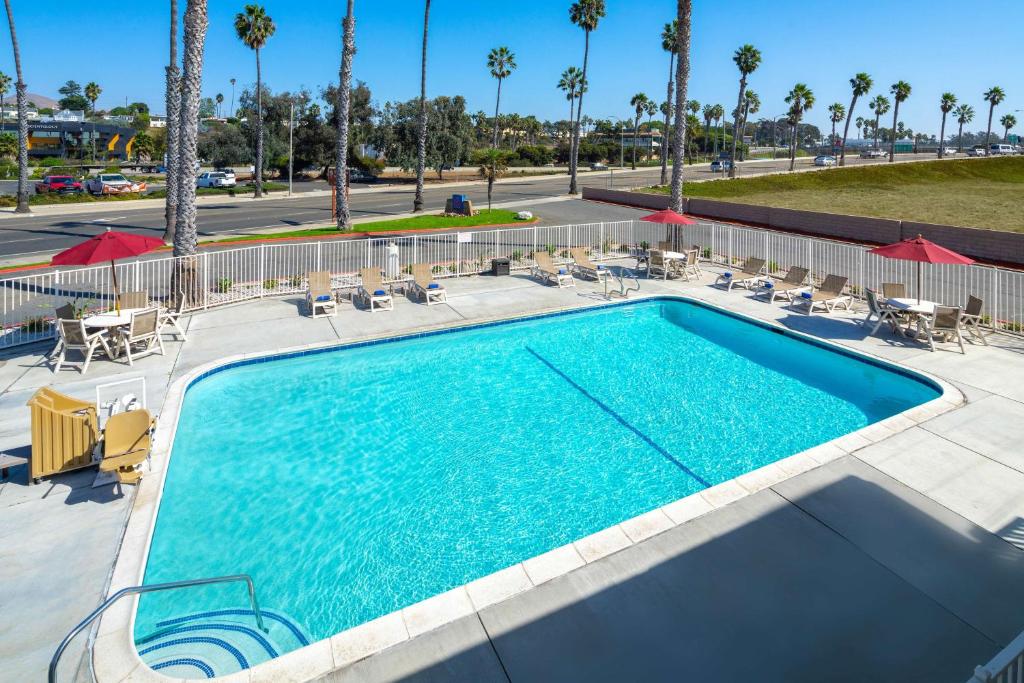 a swimming pool at a resort with palm trees at Motel 6-Ventura, CA - Beach in Ventura