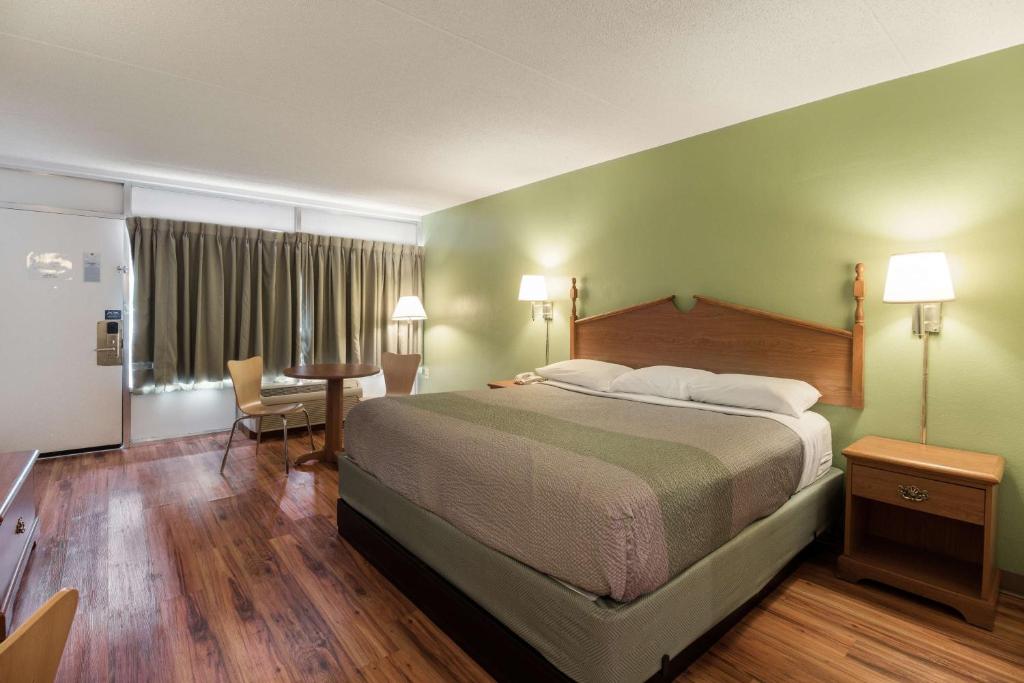 Motel 6-Pulaski, TN - King Room - Smoking