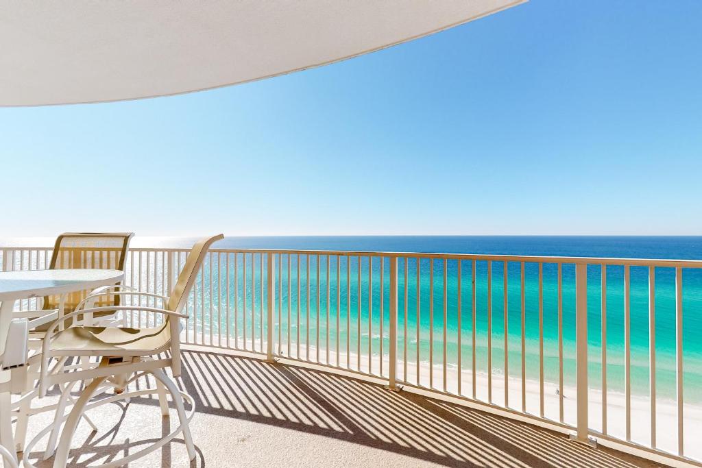 d'un balcon avec une table et des chaises donnant sur l'océan. dans l'établissement Ocean Villa 1706, à Panama City Beach