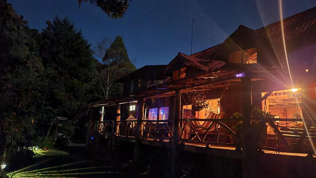 a house at night with the lights on at Reserva y Estancia Robles Mimosos Lodge in Cartago