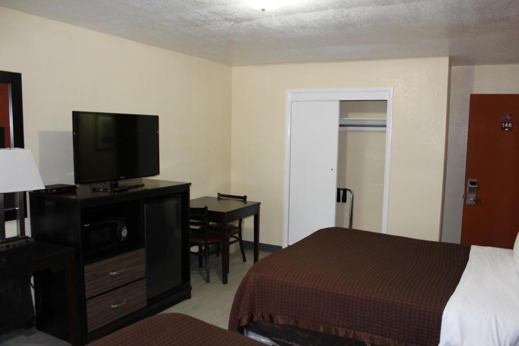 Rodeway Inn Medford South I-5 photo