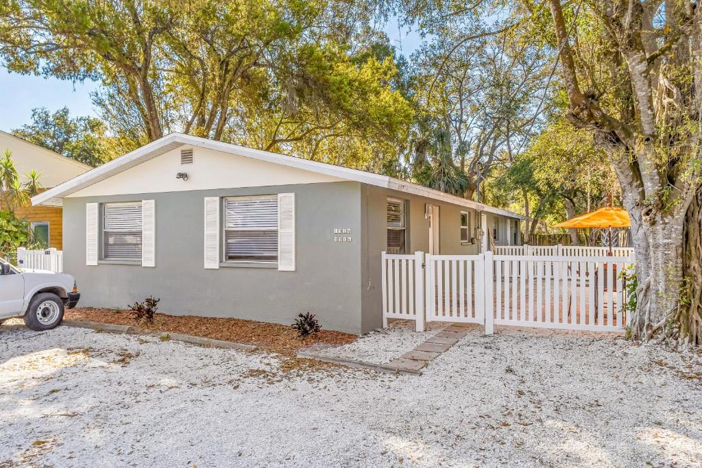 una casa con una valla blanca delante en Casa Cocoanut, en Sarasota