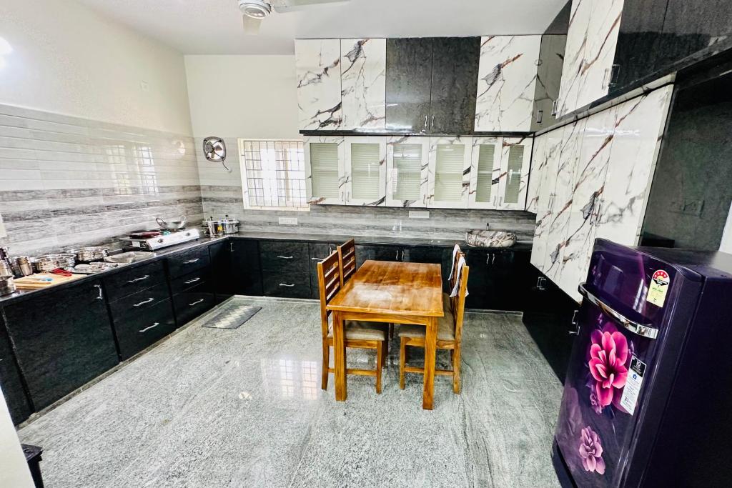 TrueLife - Bhavya Manor - Breakfast Included - 2500 SFT Modern homes with Garden - Panorama Tirumala Mountain View - Peaceful Location - Fast WiFi - Many restaurants nearby - Large hall, AC bedrooms, Kitchen - Android TV - Top service with lots of Love photo