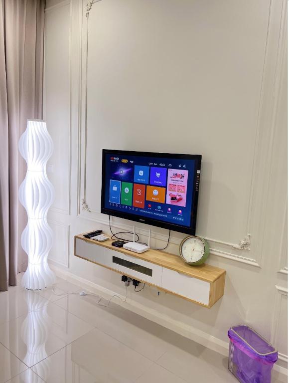 TV a/nebo společenská místnost v ubytování Opposite Legoland 5mins Medini DPristine 8 to 10pax