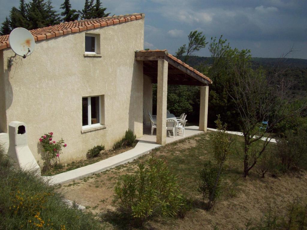 a building with a table and chairs in a yard at Domaine La Fontaine Du Cade in Lagorce