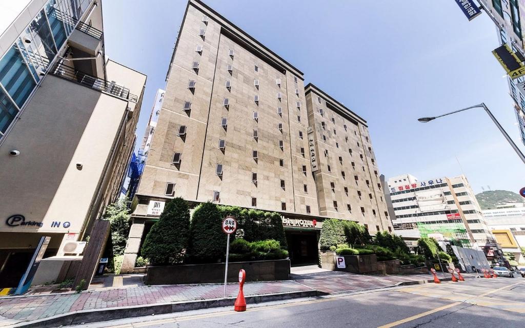 een groot gebouw aan de kant van een stadsstraat bij Jbis Hotel in Uijeongbu