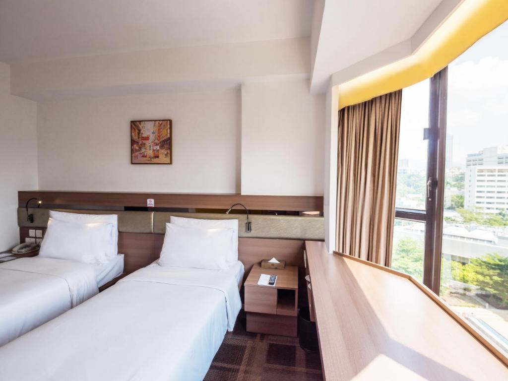 Postel nebo postele na pokoji v ubytování Travelodge Kowloon