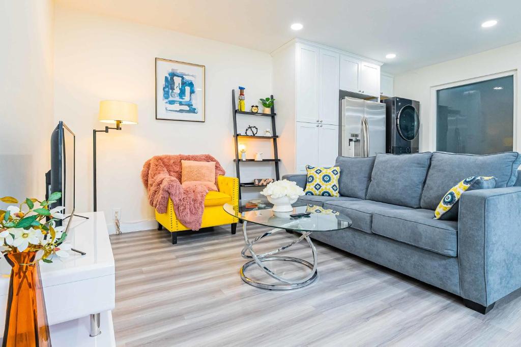 sala de estar con sofá azul y silla amarilla en New renovated 2B2B APT Self checkin free parking 1, en Pasadena