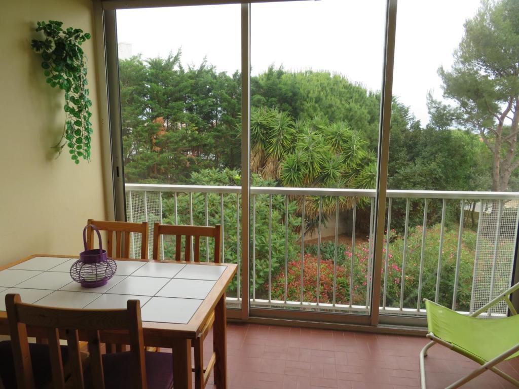 une pièce avec une table et une grande fenêtre dans l'établissement Studio cabine à Sète avec terrasse, parking et proche plage - FR-1-338-375, à Sète